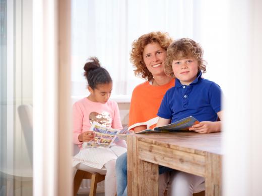 Moeder met kinderen in wachtkamer